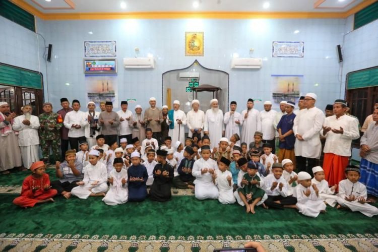 Wakil Gubernur (Wagub) Sumatera Utara (Sumut) Musa Rajekshah  Salat Subuh Berjemaah di Masjid Al Ikhsan, Jalan Yos Sudarso Kelurahan Tanjung Mulia, Kecamatan Medan Deli, Minggu (26/3). (DISKOMINFO SUMUT)
