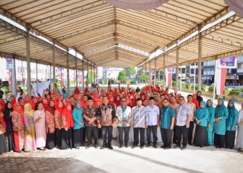 Wali Kota Padangsidempuan Irsan Nasution foto bersama dengan para Peserta HUT PPNI Ke-49. (IST)