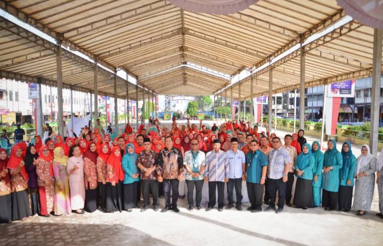 Wali Kota Padangsidempuan Irsan Nasution foto bersama dengan para Peserta HUT PPNI Ke-49. (IST)