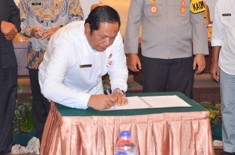 Wali Kota Padangsidempuan Irsan Nasution menandatangi berita acara Musrenbang RKPD kota Padangsidempuan tahun 2024. (IST)