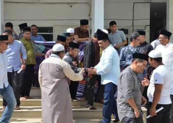 Wali Kota Padangsidempuan Irsan Nasution saat melepas Rombongan Rukyatul Hilal dari Masjid Al-Manar Sadabuan. (IST)