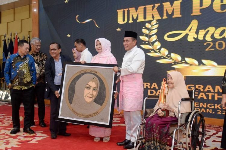 Gubernur Sumatera Utara (Sumut) Edy Rahmayadi didampingi Ketua TP PKK Provinsi Sumut Nawal Lubis menyerahkan penghargaan Anugerah UMKM Perempuan Andalan Mitra CSR Bank Sumut dan Alfath Foundation dan Anugerah Duta UMKM Perempuan Sumut di Aula Tengku Rizal Nurdin Jalan Jenderal Sudirman Nomor 41 Medan, Rabu (22/3). (Diskominfo)