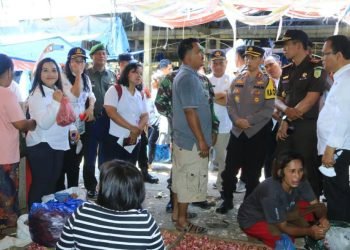 Monitoring harga bahan pokok di Pasar Pangururan.(Suriono Brandoi)