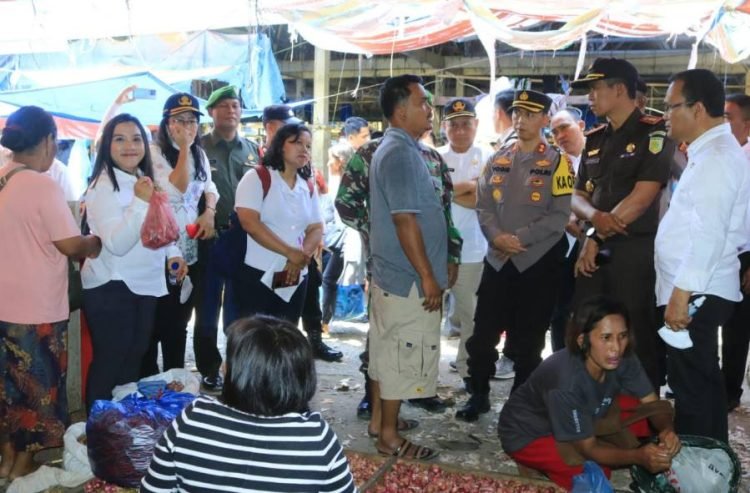 Monitoring harga bahan pokok di Pasar Pangururan.(Suriono Brandoi)