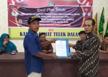 Ketua PPK Zaya Bakti menyerahkan berita acara dan rekap DPHP kepada perwakilan partai PDI Perjuangan Kecamatan Teluk Dalam. (IST)