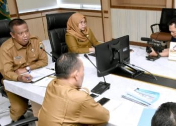 Kadis Perindustrian, Perdagangan, Energi dan Sumber Daya Mineral Provinsi Sumut Mulyadi Simatupang didampingi Kabid Informasi dan Komunikasi Publik Dinas Komunikasi dan Informatika Provinsi Sumut Harvina Zuhra saat Konferensi Pers bersama Wartawan di Gubernur Sumut. (Diskominfo)