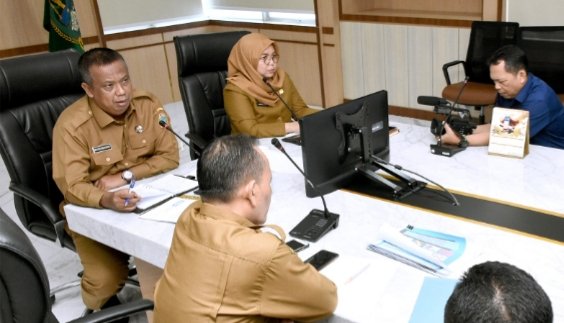 Kadis Perindustrian, Perdagangan, Energi dan Sumber Daya Mineral Provinsi Sumut Mulyadi Simatupang didampingi Kabid Informasi dan Komunikasi Publik Dinas Komunikasi dan Informatika Provinsi Sumut Harvina Zuhra saat Konferensi Pers bersama Wartawan di Gubernur Sumut. (Diskominfo)