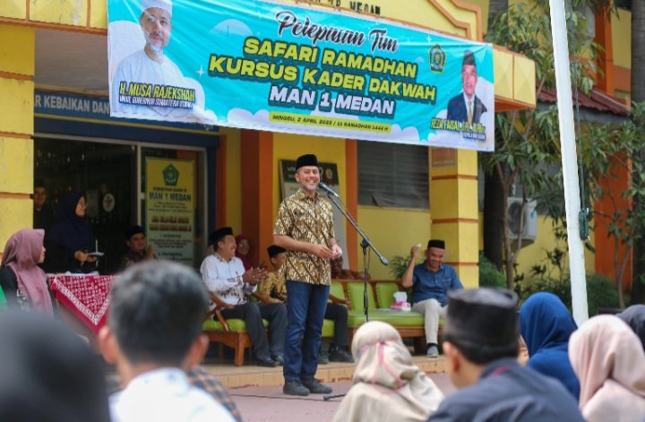 Wakil Gubernur (Wagub) Sumatera Utara (Sumut) Musa Rajekshah menghadiri acara Pelepas Tim Safari Ramadan Kursus Kader Dakwah (KKD) Organisasi Siswa Intra Madrasah (OSIM) Ramadan 1444 H di MAN 1 Medan, Jalan Williem Iskandar Medan, Minggu (2/4). (DISKOMINFO SUMUT)
