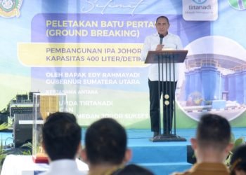 Gubernur Sumatera Utara (Sumut) Edy Rahmayadi didampingi Sekretaris Daerah Provinsi Sumut Arief S Trinugroho melakukan peletakan batu pertama (ground breaking) pembangunan Instalasi Pengolahan Air Johor yang berkapasitas 400 liter/detik di Jalan Kampung Dalam, Kelurahan Kuala Bekala, Kecamatan Medan Johor, Kota Medan, Selasa (4/4). (DISKOMINFO)