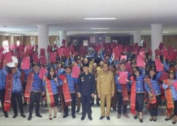 Bupati Taput Drs.Nikson Nababan,MSi didampingi Wakil Bupati Sarlandy Hutabarat,SH tampak foto bersama dengan 217 PNS yang baru saja menerima SK . Suasana keceriaan pun terpancar di wajah para PNS yang seluruhnya memakai seragam Korpri lengkap dengan ulos. (BIN)