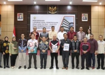 Seusai penyerahan piagam penghargaan atas raihan WTP 9 berturut-turut, Bupati Taput Nikson Nababan didampingi Ketua DPRD Arifin Rudi Nababan beserta sejumlah Pimpinan OPD Pemkab Taput foto bersama dengan Kepala BPK RI Perwakilan Sumut Eydu Oktain Panjaitan dan staf. (IST)