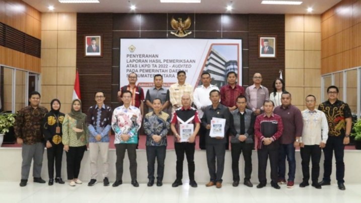 Seusai penyerahan piagam penghargaan atas raihan WTP 9 berturut-turut, Bupati Taput Nikson Nababan didampingi Ketua DPRD Arifin Rudi Nababan beserta sejumlah Pimpinan OPD Pemkab Taput foto bersama dengan Kepala BPK RI Perwakilan Sumut Eydu Oktain Panjaitan dan staf. (IST)