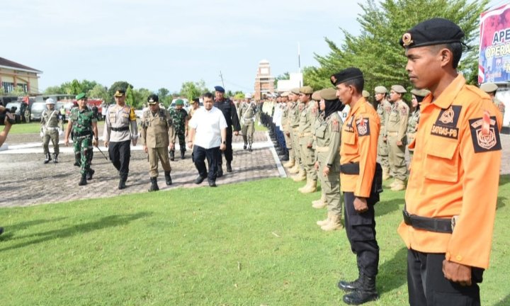 Bupati Tapsel Dolly Pasaribu ,Bupati Paluta Andar Amin Harahap dan Kapolres Tapsel AKBP.Imam Zamroni dan Damdim 0212/TS Letkol.Inf.Amrizal Nasution memeriksa apel pasukan operasi ketupat toba 2023. (IST)