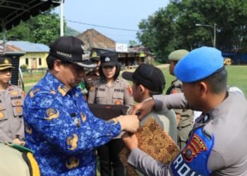 Bupati Samosir saat menyematkan pin operasi ketupat.(Suriono Brandoi)