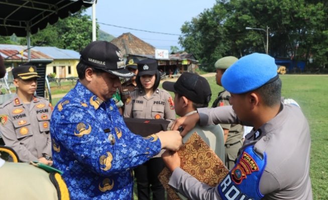 Bupati Samosir saat menyematkan pin operasi ketupat.(Suriono Brandoi)