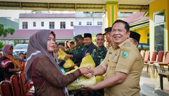 Wali Kota Irsan Nasution dan Forkompinda Padangsidempuan saat menyerahkan bantuan paket bantuan sosial. (IST)