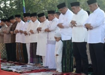Gubernur Sumatera Utara (Sumut) Edy Rahmayadi bersama Walikota Medan Bobby Nasution dan Forkopimda Sumut, serta ribuan masyarakat melaksanakan Salat Idulfitri 1444 H di Taman Pramuka Cadika, Kecamatan Medan Johor, Kota Medan, Sabtu (22/4). (Diskominfo Sumut)