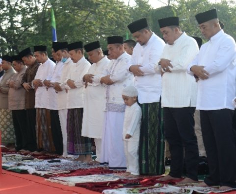 Gubernur Sumatera Utara (Sumut) Edy Rahmayadi bersama Walikota Medan Bobby Nasution dan Forkopimda Sumut, serta ribuan masyarakat melaksanakan Salat Idulfitri 1444 H di Taman Pramuka Cadika, Kecamatan Medan Johor, Kota Medan, Sabtu (22/4). (Diskominfo Sumut)