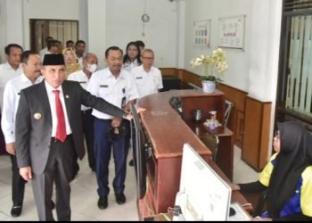 Gubernur Sumatera Utara (Sumut) Edy Rahmayadi melakukan inspeksi mendadak ke kantor Organisasi Perangkat Daerah (OPD) Pemerintah Provinsi Sumut pada hari pertama kerja usai libur lebaran, Rabu (26/4/2023). (Diskominfo Sumut)