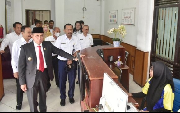 Gubernur Sumatera Utara (Sumut) Edy Rahmayadi melakukan inspeksi mendadak ke kantor Organisasi Perangkat Daerah (OPD) Pemerintah Provinsi Sumut pada hari pertama kerja usai libur lebaran, Rabu (26/4/2023). (Diskominfo Sumut)