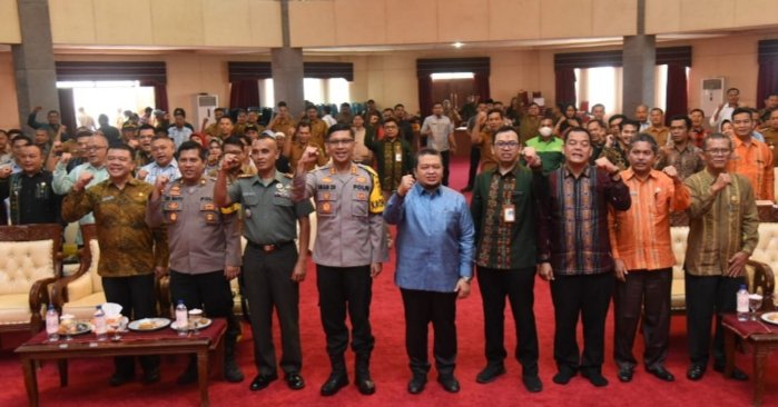 Bupati Tapsel Dolly Pasaribu fhoto bersama peserta rapat koordinasi fasilitator forum konsultasi publik (FKP) pendataan awal regsosek di Gedung Serba Guna, Komplek Perkantoran Pemerintah Tapanuli Selatan, Kamis (27/4/2023). (Ist)