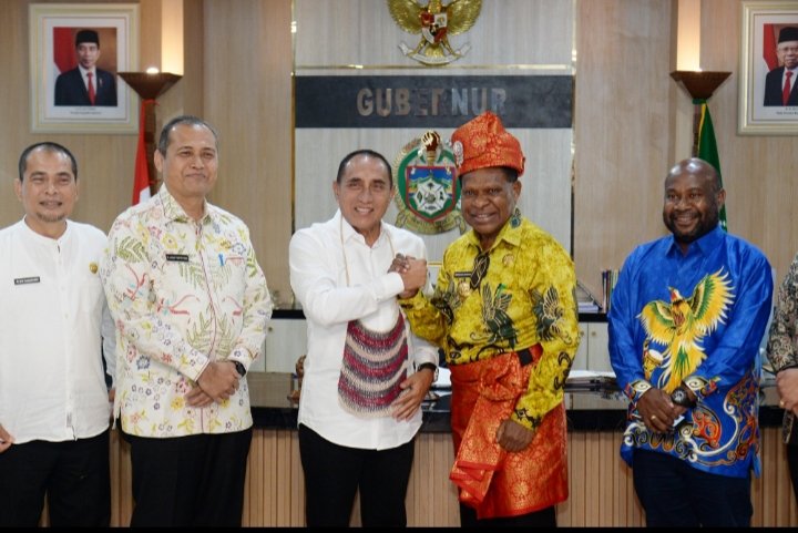 Gubernur Sumatera Utara (Sumut) Edy Rahmayadi menerima kunjungan Pj Gubernur Papua Pegunungan Nikolaus Kondomo di ruang kerja lantai 10 Kantor Gubernur Sumut Jalan Diponegoro Nomor 30 Medan. Jumat (28/4). (Diskominfo)