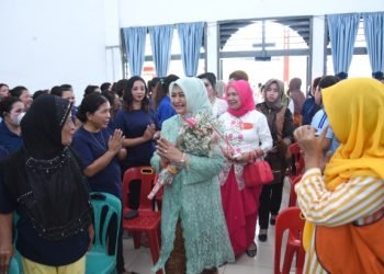 Ketua TP PKK Sumatera Utara (Sumut) Nawal Lubis bersama Ketua Dharma Wanita Persatuan (DWP) Sumut Dian Arief S Trinugroho, Ketua PBI Sumut Syafitra Elizabeth Tambunan beserta rombongan berkunjung ke Lapas Perempuan Kelas II A Medan dalam rangka peringatan Hari Kartini bersama warga binaan Lapas Perempuan Kelas II A Medan, Jum'at (28/04). (Diskominfo)