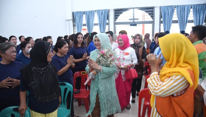 Ketua TP PKK Sumatera Utara (Sumut) Nawal Lubis bersama Ketua Dharma Wanita Persatuan (DWP) Sumut Dian Arief S Trinugroho, Ketua PBI Sumut Syafitra Elizabeth Tambunan beserta rombongan berkunjung ke Lapas Perempuan Kelas II A Medan dalam rangka peringatan Hari Kartini bersama warga binaan Lapas Perempuan Kelas II A Medan, Jum'at (28/04). (Diskominfo)