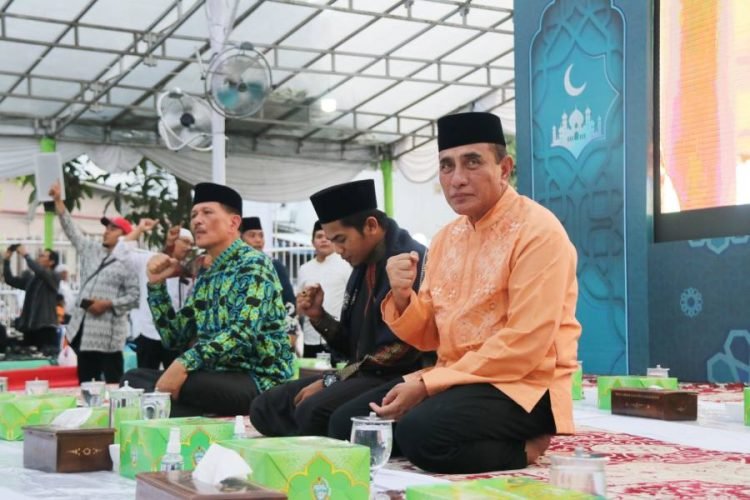 Gubernur Sumatera Utara (Sumut) Edy Rahmayadi menghadiri acara Ramadan Berbagi 1444 H bersama ribuan pekerja seni se-Sumut   di Halaman Masjid Rumah Dinas Gubernur, Jalan Jenderal Sudirman Nomor 41 Medan, Sabtu (15/4). (DISKOMINFO SUMUT)