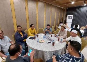 Ketua PWI Sumut Farianda Putra Sinik, SE beserta Dewan Kehormatan antara lain Prabudi Said, Drs.Anton Panggabean,MSi dan unsur pengurus lainnya saat buka puasa bersama di restoran Koki Sunda, Rabu (05/04/2023). (IST)
