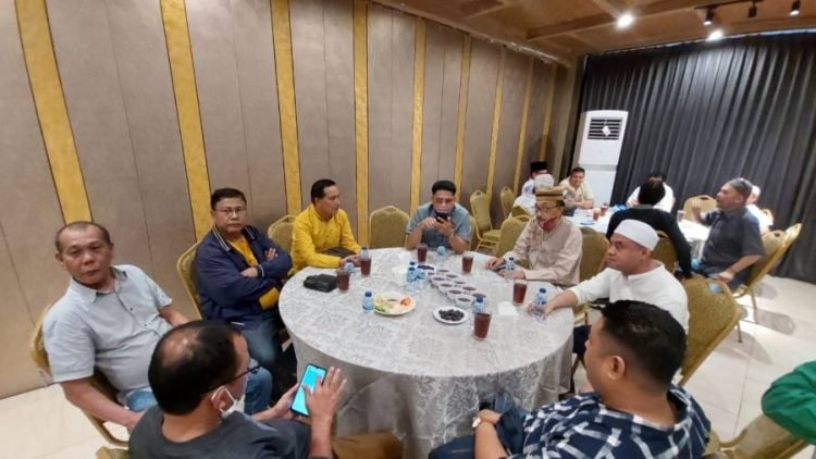 Ketua PWI Sumut Farianda Putra Sinik, SE beserta Dewan Kehormatan antara lain Prabudi Said, Drs.Anton Panggabean,MSi dan unsur pengurus lainnya saat buka puasa bersama di restoran Koki Sunda, Rabu (05/04/2023). (IST)