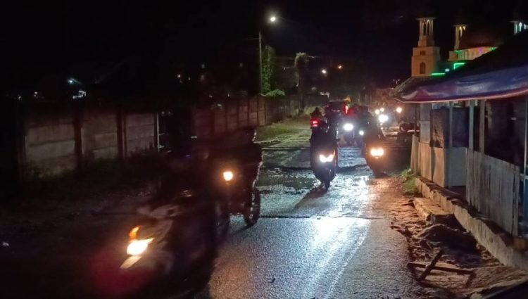 Kasat Reskrim dan team saat menyusuri jalan Kota Rantauprapat. (IST)