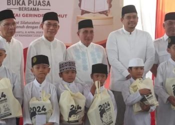 Edy Rahmayadi dan Bobby Nasution foto bersama pada acara buka puasa bersama Partai Gerindra Sumut, Sabtu (8/4/2023), di Medan. (IST)