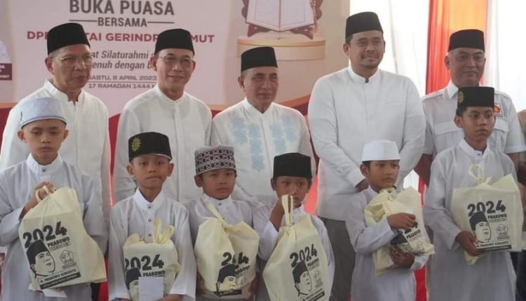 Edy Rahmayadi dan Bobby Nasution foto bersama pada acara buka puasa bersama Partai Gerindra Sumut, Sabtu (8/4/2023), di Medan. (IST)