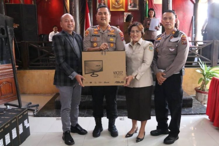 Bupati Taput Drs.Nikson Nababan,MSi saat menyerahkan seperangkat peralatan ETLE kepada Kapolres Taput AKBP Johanson Sianturi, Senin (10/04/2023). (IST)