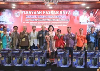 Seusai perayaan Paskah, Bupati Taput Nikson Nababan didampingi isteri Satika Simamora, SE, MM foto bersama dengan warga yang menerima bingkisan  antara lain berupa speaker. (IST)