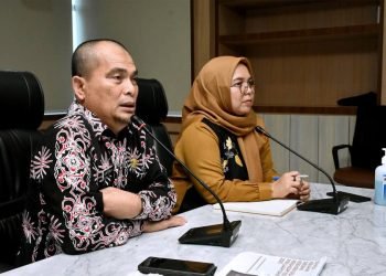 Kepala Dinas Kesehatan Provinsi Sumut Alwi Mujahit yang didampingi Kepala Bidang Informasi dan Komunikasi Publik Dinas Komunikasi dan Informatika Provinsi Sumut Harvina Zuhra saat Konferensi Pers bersama Wartawan terkait Strategi Kebijakan Kesehatan Pemerintah Provinsi dalam Mendukung Arus Mudik Lebaran di Ruang Rapat 1, Lantai 2 Kantor Gubernur Sumut, Jalan Diponegoro No. 30, Medan, Kamis (13/4/2023). (Diskominfo Sumut)