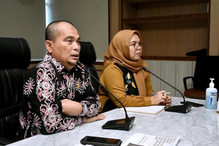 Kepala Dinas Kesehatan Provinsi Sumut Alwi Mujahit yang didampingi Kepala Bidang Informasi dan Komunikasi Publik Dinas Komunikasi dan Informatika Provinsi Sumut Harvina Zuhra saat Konferensi Pers bersama Wartawan terkait Strategi Kebijakan Kesehatan Pemerintah Provinsi dalam Mendukung Arus Mudik Lebaran di Ruang Rapat 1, Lantai 2 Kantor Gubernur Sumut, Jalan Diponegoro No. 30, Medan, Kamis (13/4/2023). (Diskominfo Sumut)