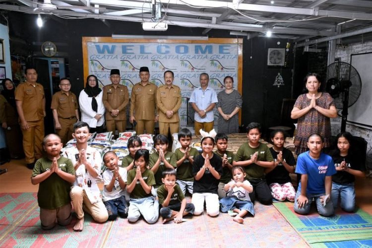 Sekretaris Daerah Provinsi Sumut, Arief S. Trinugroho memberikan bantuan sosial dalam rangka Peringatan Hari Jadi Provinsi Sumut ke 75 di Panti Asuhan Gratia Children, Jalan Bawang Raya, Perumnas Simalingkar, Medan, Selasa (18/4/2023). (Diskominfo)