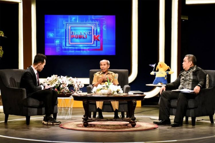 Inspektur Provinsi Sumut Lasro Marbun bersama Guru Besar Bidang Ilmu Akutansi Sektor Publik Universitas Sumatera Utara (USU) Iskandar Muda menjadi narasumber pada Dialog Interaktif Ruang Publik TVRI Sumut di Stasiun TVRI Sumut, Jalan Putri Hijau, Medan, Senin (3/4/2023). (Diskominfo Sumut)