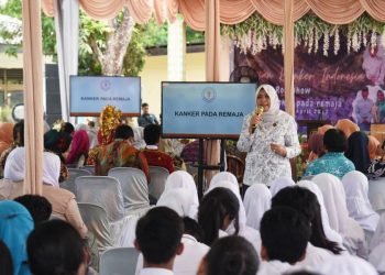 Ketua Yayasan Kanker Indonesia (YKI) Provinsi Sumatera Utara (Sumut) Nawal Lubis bersama Ketua YKI Kota Binjai Nurhayati Simanjuntak melakukan Sosialisasi Pengenalan Kanker Kepada Remaja di SMA Negeri 2 Kota Binjai Jalan Padang No.8, Rambung Dalam, Kota Binjai, Kamis (13/4). (Diskominfo Sumut)
