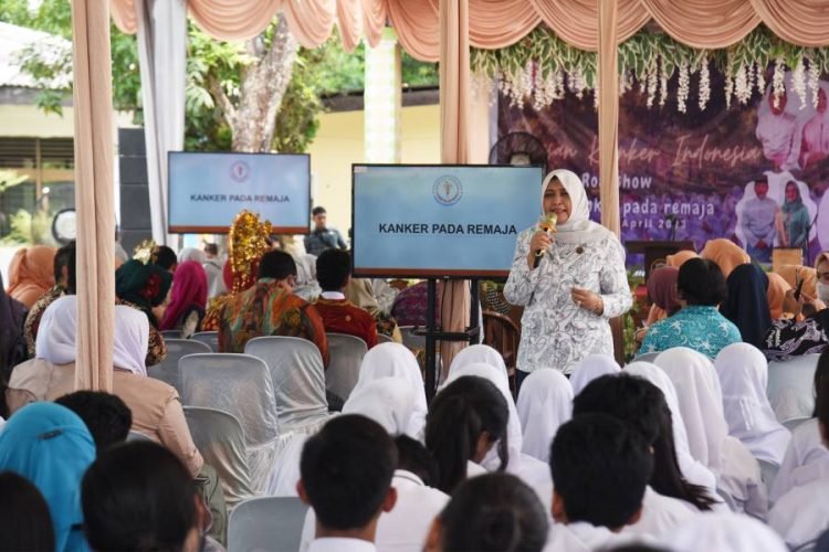 Ketua Yayasan Kanker Indonesia (YKI) Provinsi Sumatera Utara (Sumut) Nawal Lubis bersama Ketua YKI Kota Binjai Nurhayati Simanjuntak melakukan Sosialisasi Pengenalan Kanker Kepada Remaja di SMA Negeri 2 Kota Binjai Jalan Padang No.8, Rambung Dalam, Kota Binjai, Kamis (13/4). (Diskominfo Sumut)