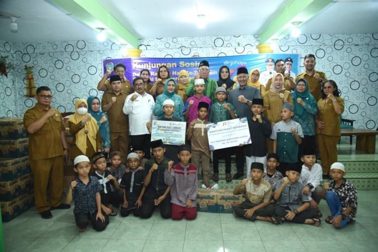 Ketua TP PKK Sumut Nawal Lubis memberikan bantuan kepada panti asuhan Al Jamiyatul Washliyah di Jalan Ismailiyah, Medan, Selasa (18/4). Bantuan ini diberikan dalam rangka bhakti sosial Ultah Pemprov ke -75. (Diskominfo)