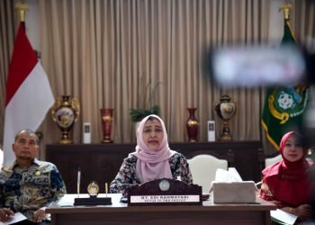 Ketua TP PKK Provinsi Sumatera Utara (Sumut) Nawal Lubis didampingi Kepala Dinas Kesehatan Sumut Alwi Mujahit Hasibuan saat melakukan evaluasi sub Pekan Imunisasi Nasional (PIN) polio putaran 1 dan penguatan advokasisub PIN polio Provinsi Sumut secara daring di Hall Rumah Dinas Gubernur Sumut, jalan Sudirman 41, Medan, Jum'at (14/4). (Diskominfo)