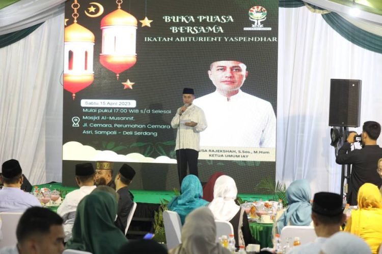 Wakil Gubernur Sumatera Utara (Wagub Sumut) Musa Rajekshah menggelar acara buka puasa bersama dengan Ikatan Abiturient Yaspendhar (IAY), di Masjid Almusanif, Kompleks Cemara Asri, Sabtu (15/4).  (DISKOMINFO SUMUT)