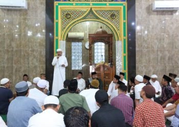 Wakil Gubernur (Wagub) Sumatera Utara (Sumut) Musa Rajekshah melaksanakan salat subuh berjemaah di Masjid Al-Ikhlasiah Jalan Tuamang, sekaligus menghadiri Zikir Akbar Al-Muhajirin di Perumnas Helvetia Medan, Sabtu (8/4). (DISKOMINFO SUMUT)