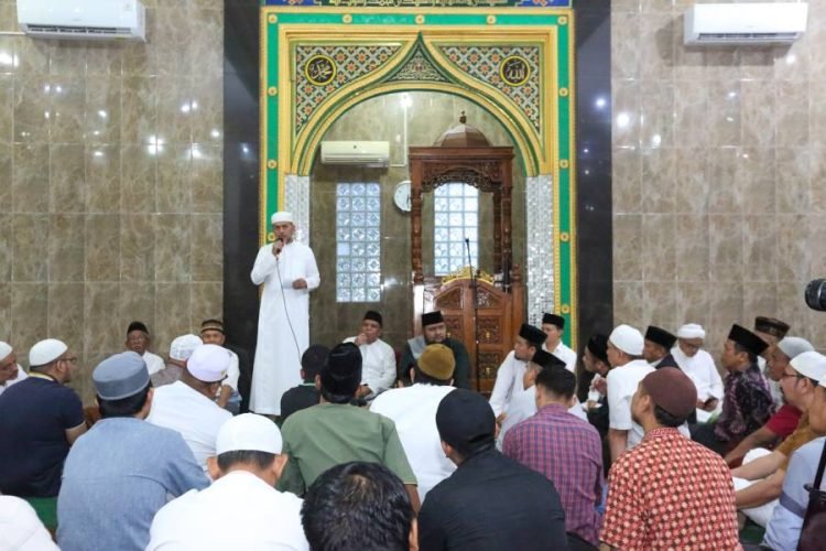 Wakil Gubernur (Wagub) Sumatera Utara (Sumut) Musa Rajekshah melaksanakan salat subuh berjemaah di Masjid Al-Ikhlasiah Jalan Tuamang, sekaligus menghadiri Zikir Akbar Al-Muhajirin di Perumnas Helvetia Medan, Sabtu (8/4). (DISKOMINFO SUMUT)
