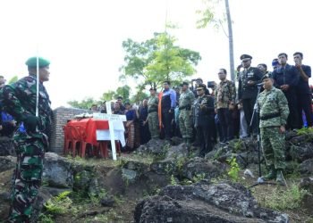 Acara militer pemakaman Serka Anumerta Roybertus Simbolon.(Suriono Brandoi)