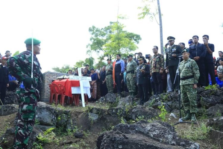 Acara militer pemakaman Serka Anumerta Roybertus Simbolon.(Suriono Brandoi)