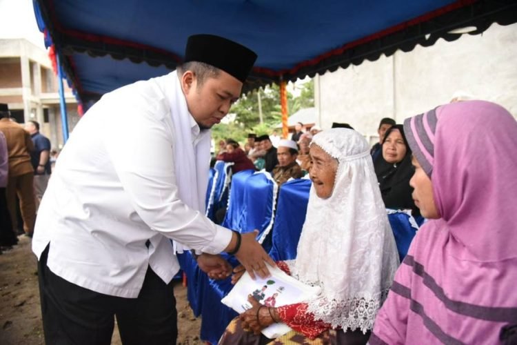 Bupati Tapsel Dolly Pasaribu memberikan bantuan pada Masyarakat di Safari Ramadhan 1444 H.(IST)